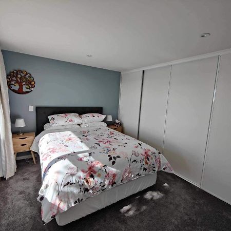 Fully Renovated Hillside Apartment Close To City Christchurch Bagian luar foto