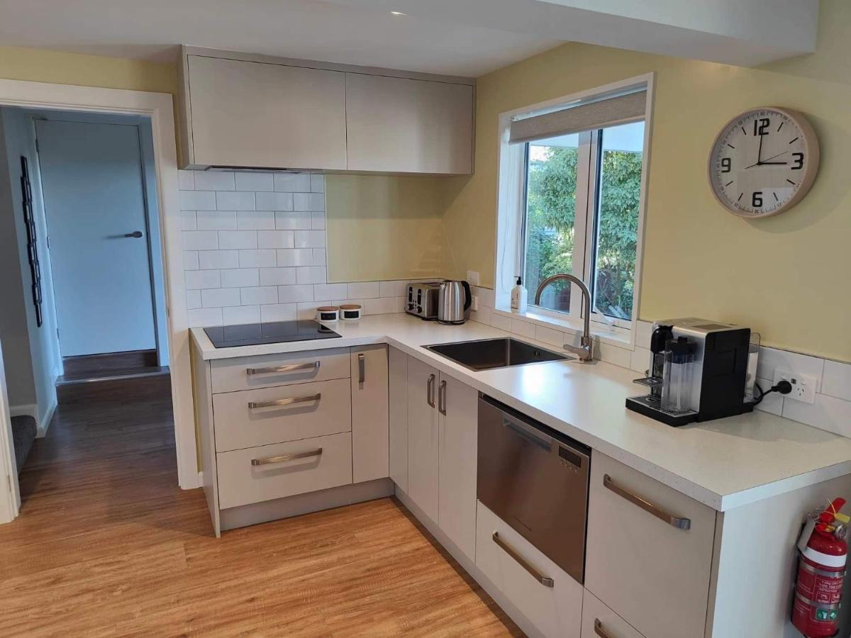 Fully Renovated Hillside Apartment Close To City Christchurch Bagian luar foto