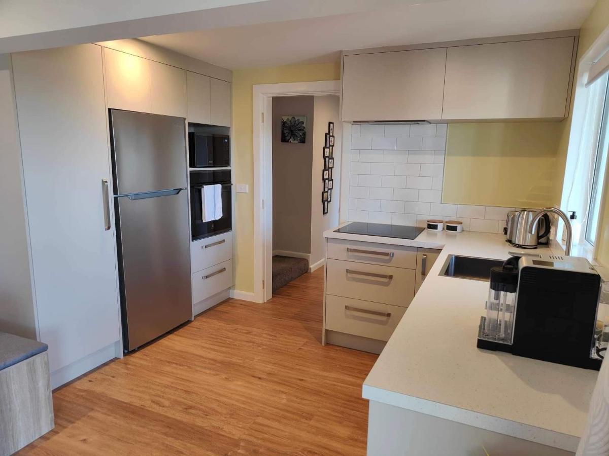 Fully Renovated Hillside Apartment Close To City Christchurch Bagian luar foto